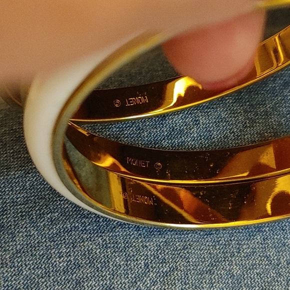 Vintage Set of Monet White & Gold Bangles - Picture 12 of 13